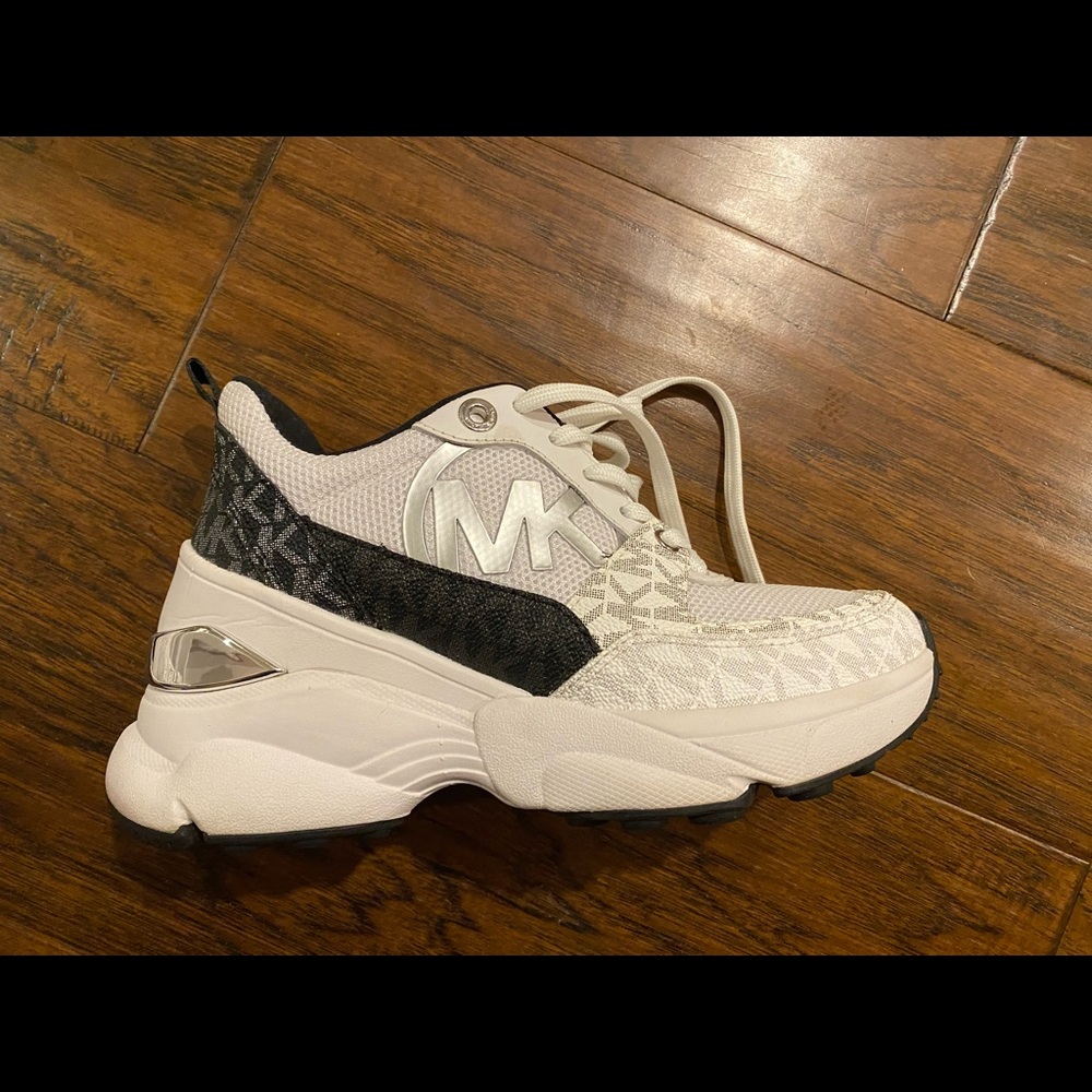 Selling brand new MK shoes. Never worn. - Picture 3 of 4